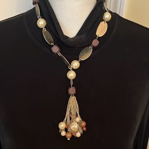 Costume, jewelry, necklace, with pearls and gold chain